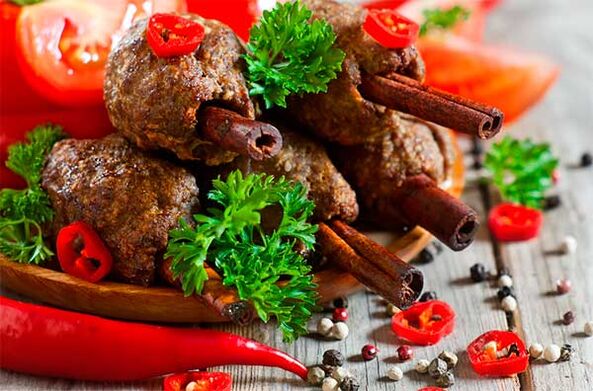 Rollos de carne con especias y verduras es un ejemplo de nutrición adecuada.